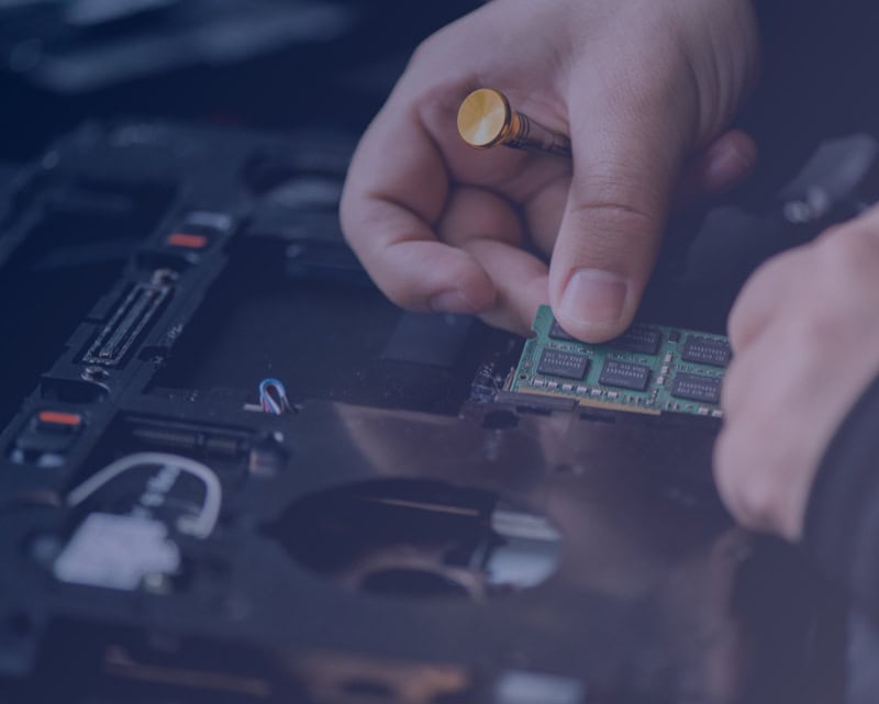 Intervention technique sur un ordinateur portable : ajout de mémoire par un technicien VALCOM.